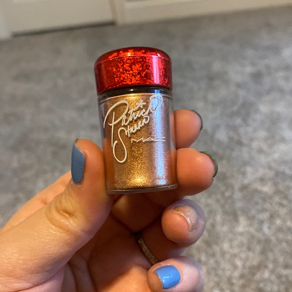 MAC Patrick Star pigment in PATRICKSTARRR